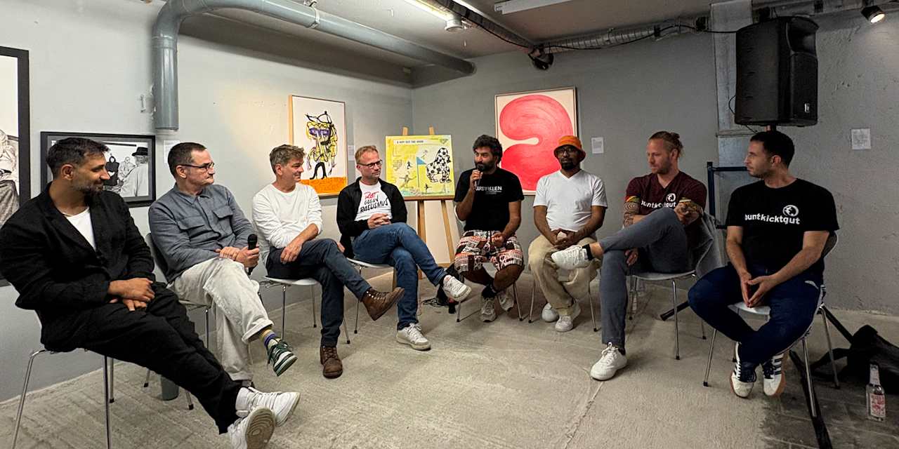 Die Teilnehmer der Podiumsdiskussion im Rahmen der Glockenbach-Biennale 2025 im Gesrpäch.