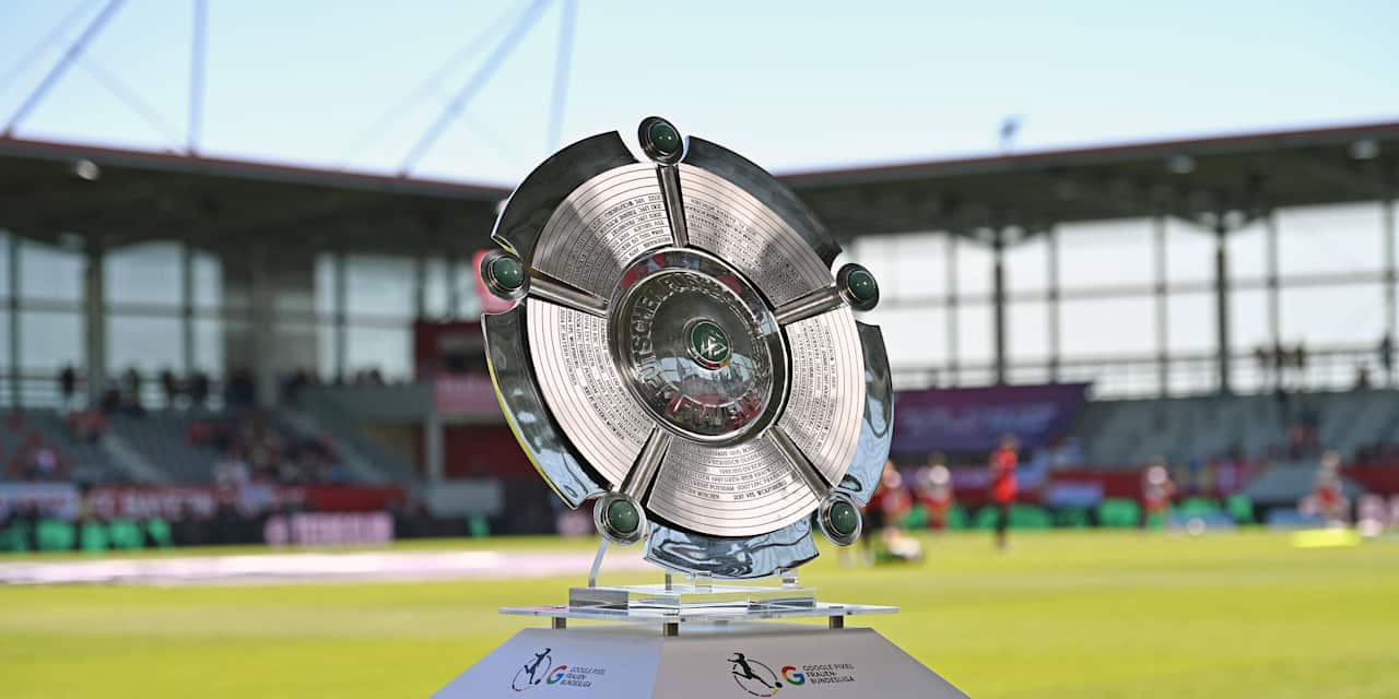 Meisterschale auf einem Podest im Stadion des FC Bayern Campus
