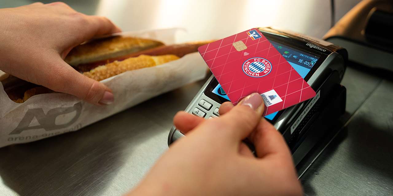 Ein Kunde zahlt an einer Station der Allianz Arena mit EC-Karte.