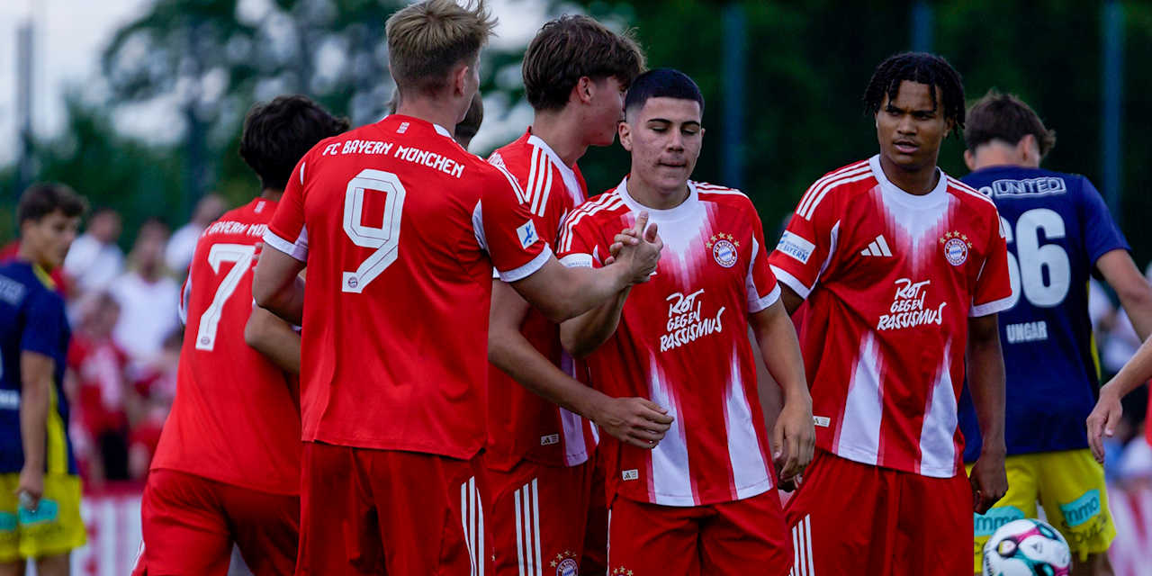 Die FC Bayern Amateure jubeln nach einem Tor.