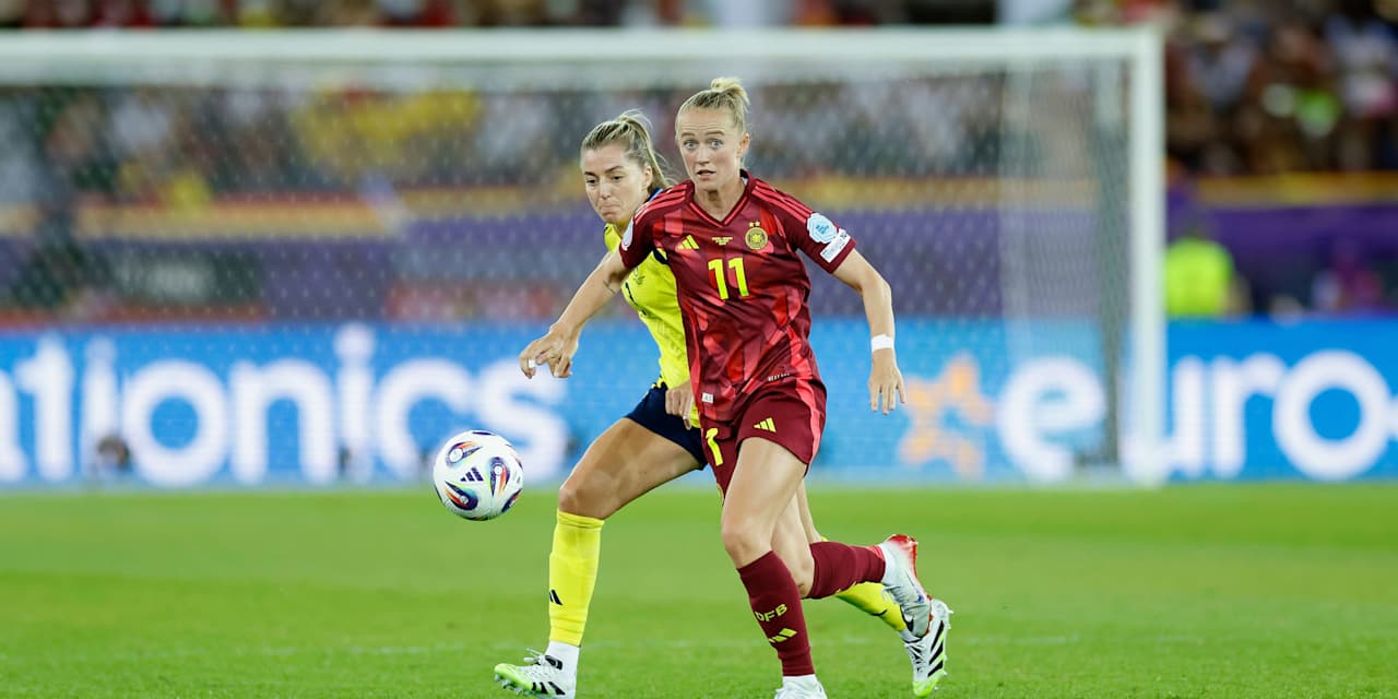 Klara Bühl im EM-Spiel gegen Dänemark mit Gäste an Giulia Gwinn.