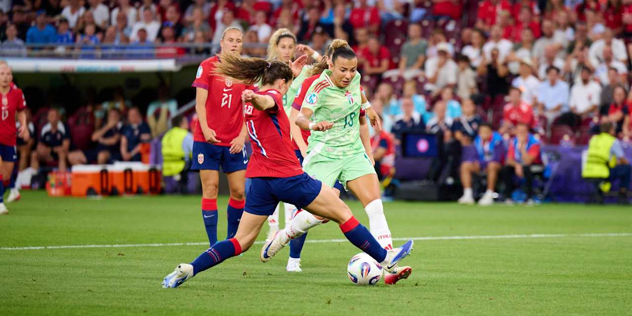 Arianna Caruso und Tuva Hansen im Zweikampf.