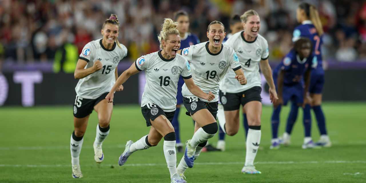 Die DFB-Frauen um Linda Dallmann bejubeln den Sieg gegen Frankreich bei der Europameisterschaft.