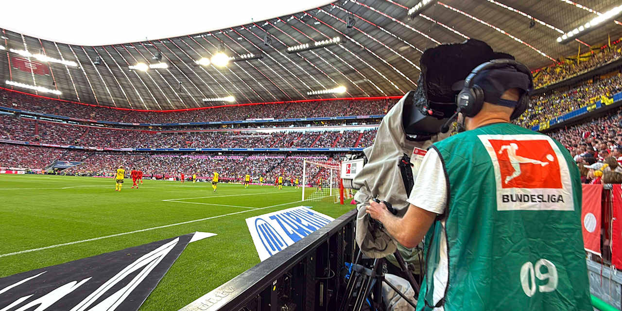 Ein Kameramann filmt ein Bundesliga-Spiel des FC Bayern in der Allianz Arena