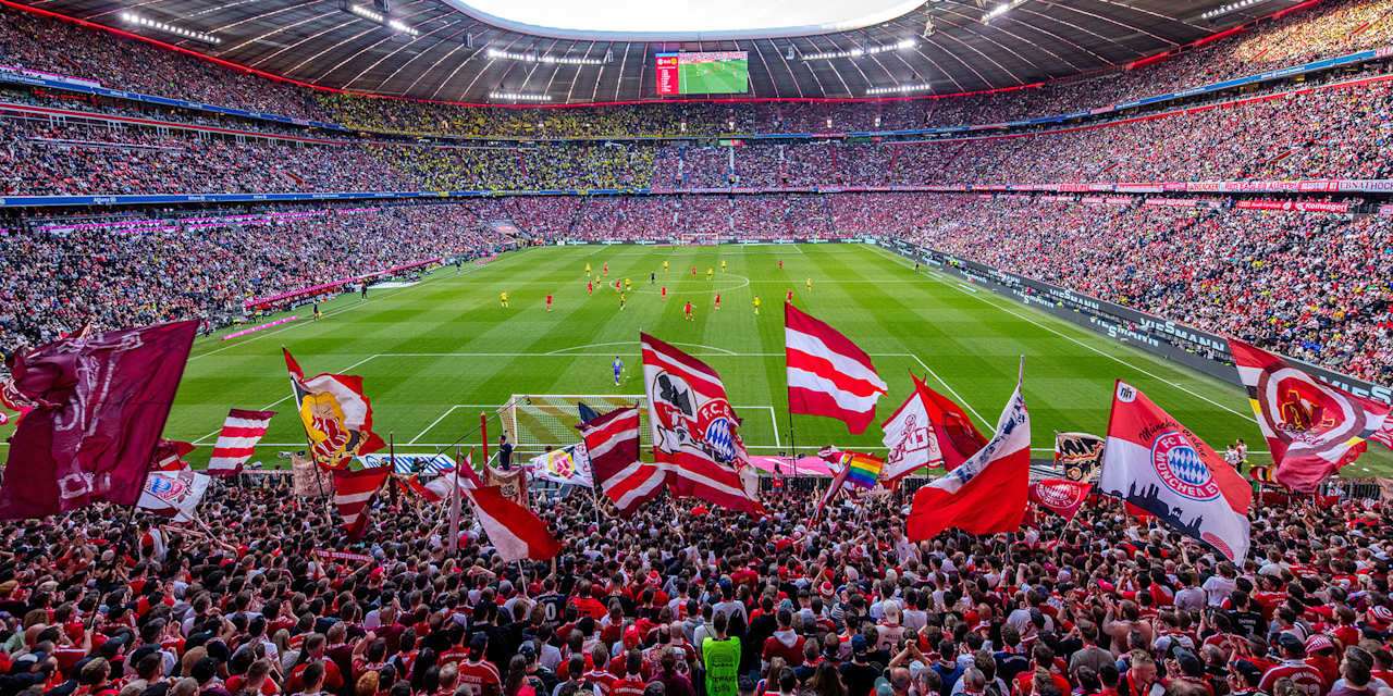 Blick von der Südtribüne der ausverkauften Allianz Arena auf das Spielfeld und die vollbesetzten Ränge.