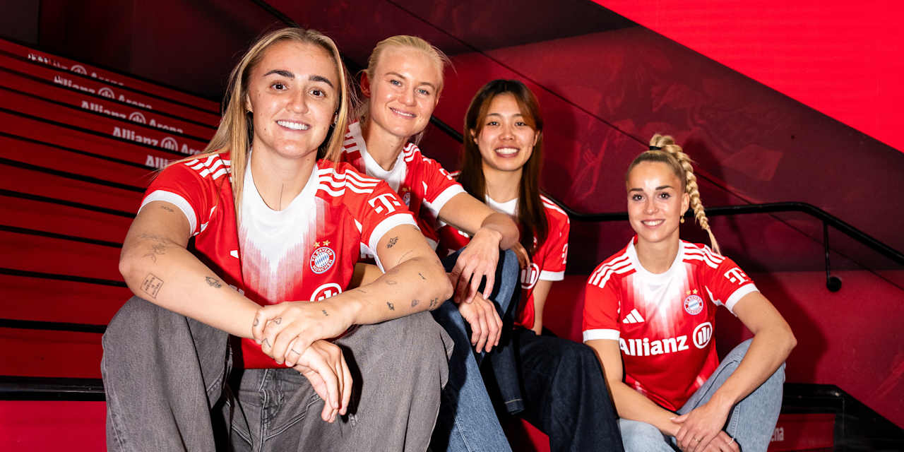 Georgia Stanway, Pernille Harder, Momoko Tanikawa und Giulia Gwinn sitzend in der Allianz Arena.