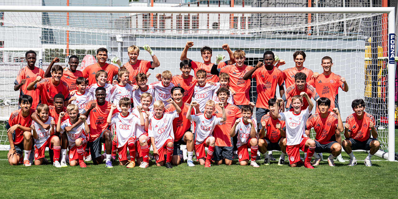 Group photo FC Bayern World Squad 2025 with the kids