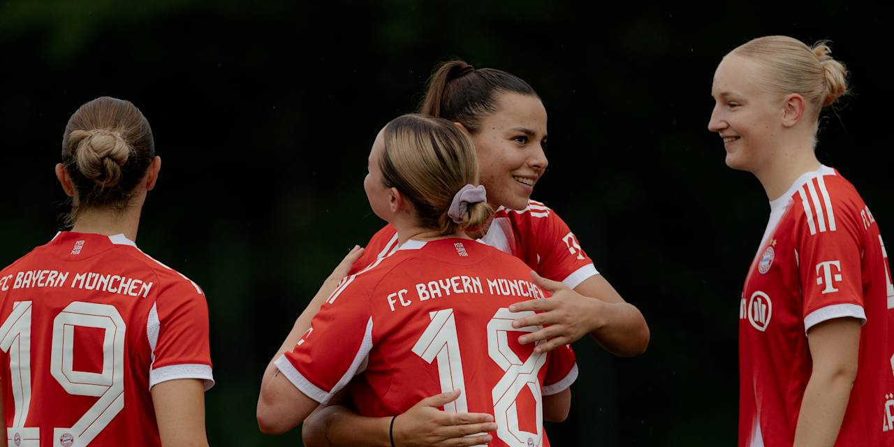 Lena Oberdorf umarmt Maria Plattner vor dem Testspiel gegen Newcastle United.