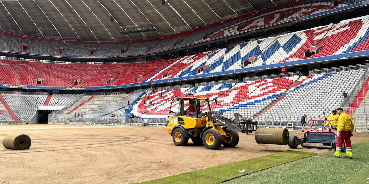 Ein neuer Rasen wird in der Allianz Arena verlegt