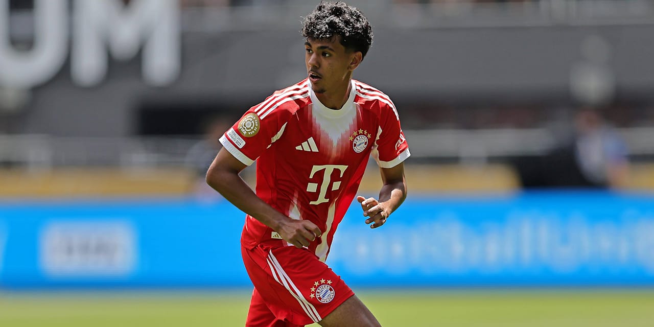 Adam Aznou im Trikot des FC Bayern bei einem Spiel bei der FIFA Klub-Weltmeisterschaft.