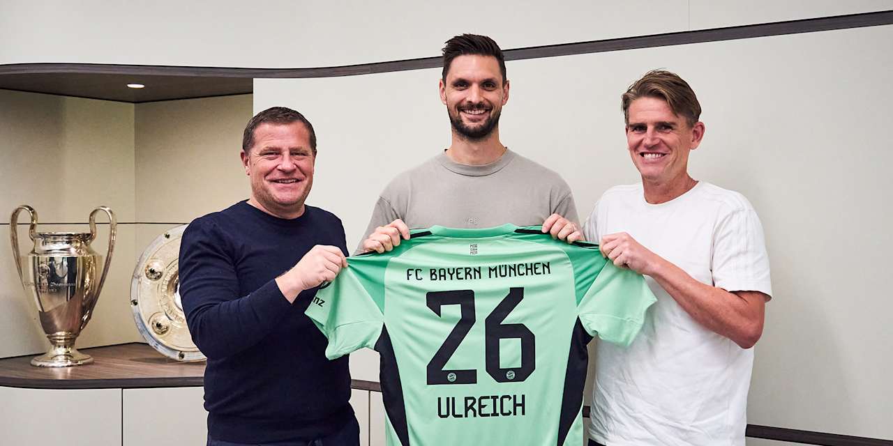 Max Eberl, Sven Ulreich und Christoph Freund halten eine Torwarttrikot mit der Nummer 26 und Ulreich hoch