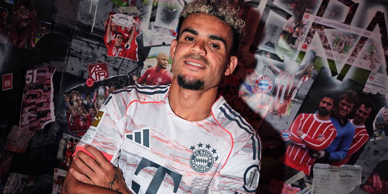 FC Bayern new signing Luis Díaz in the away shirt