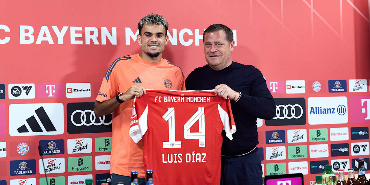 Luis Díaz und Max Eberl halten auf der Vorstellungs-Pressekonferenz des Neuzugangs das Trikot der neuen Nummer 14 des FC Bayern hoch.