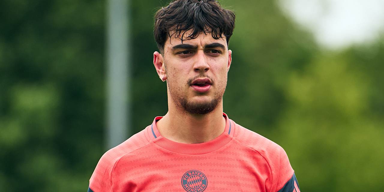 Aleksandar Pavlovic during an FC Bayern training session