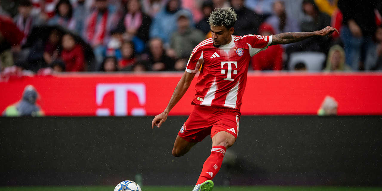Luis Diaz kicks the ball during the preseason friendly between FC Bayern and Olympique Lyon.