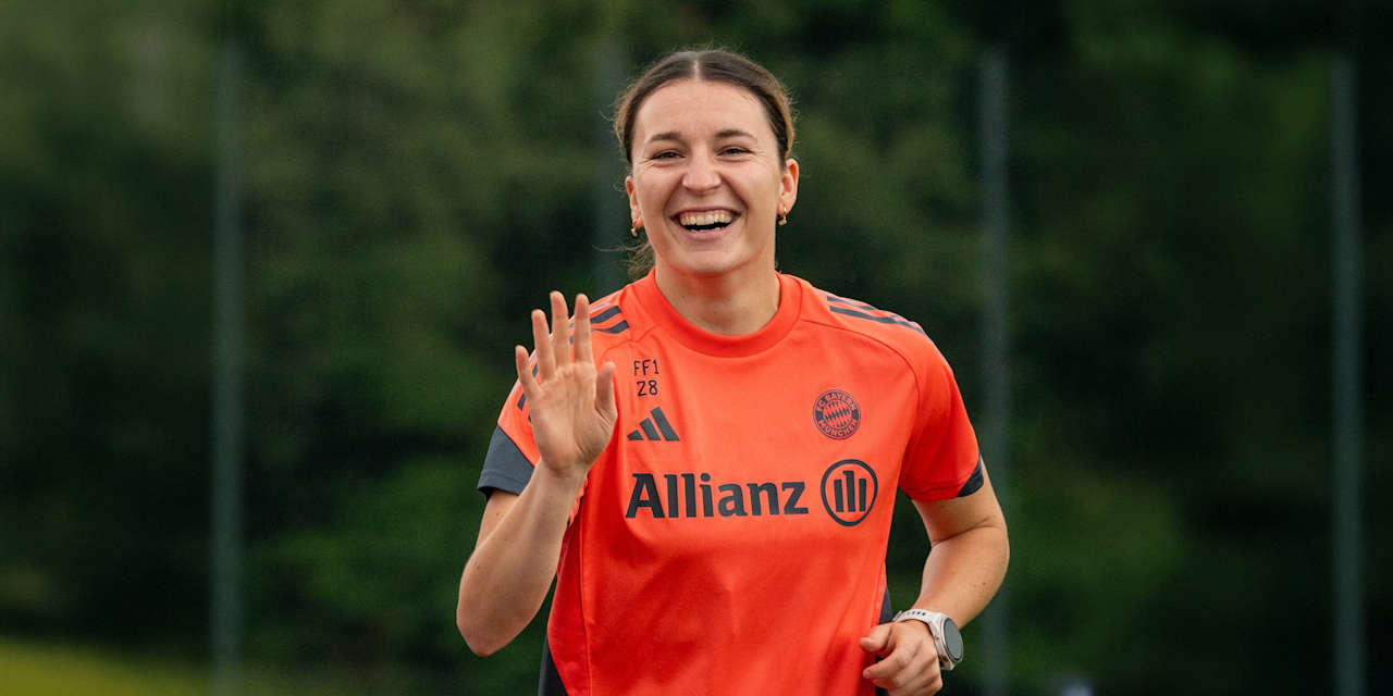Barbara Dunst lächelt während sie am FC Bayern Campus Runden läuft.