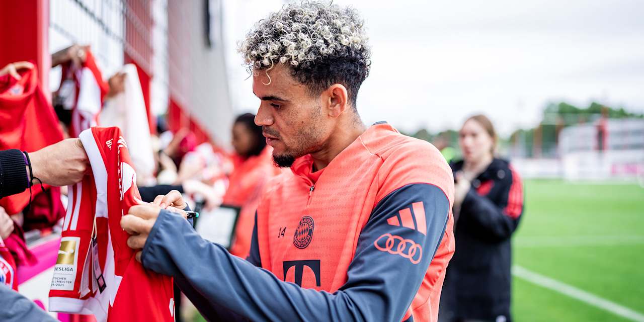Luis Díaz signing autographs at FC Bayern's open training session.