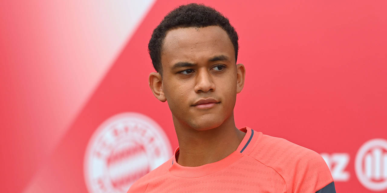 Tarek Buchmann auf dem Weg zum Trainingsplatz des FC Bayern.