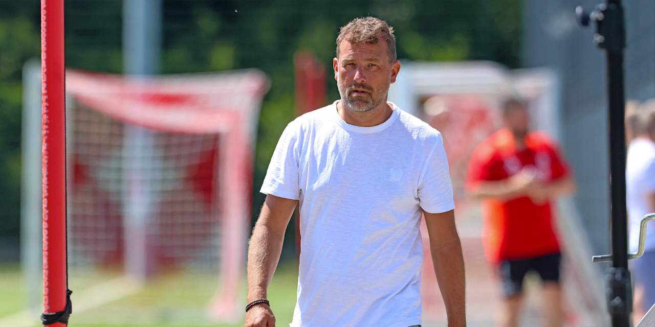 Alt-Tag: Markus Weinzierl blickt am FC Bayern Campus nach vorne.