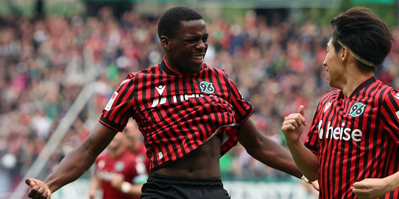 Mathys Tel jubelt im Trikot von Hannover 96.