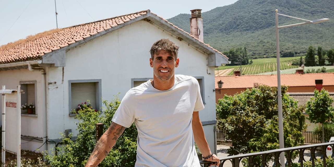 Javi Martinez steht vor einem Haus in seinem Heimatdorf Ayegui.