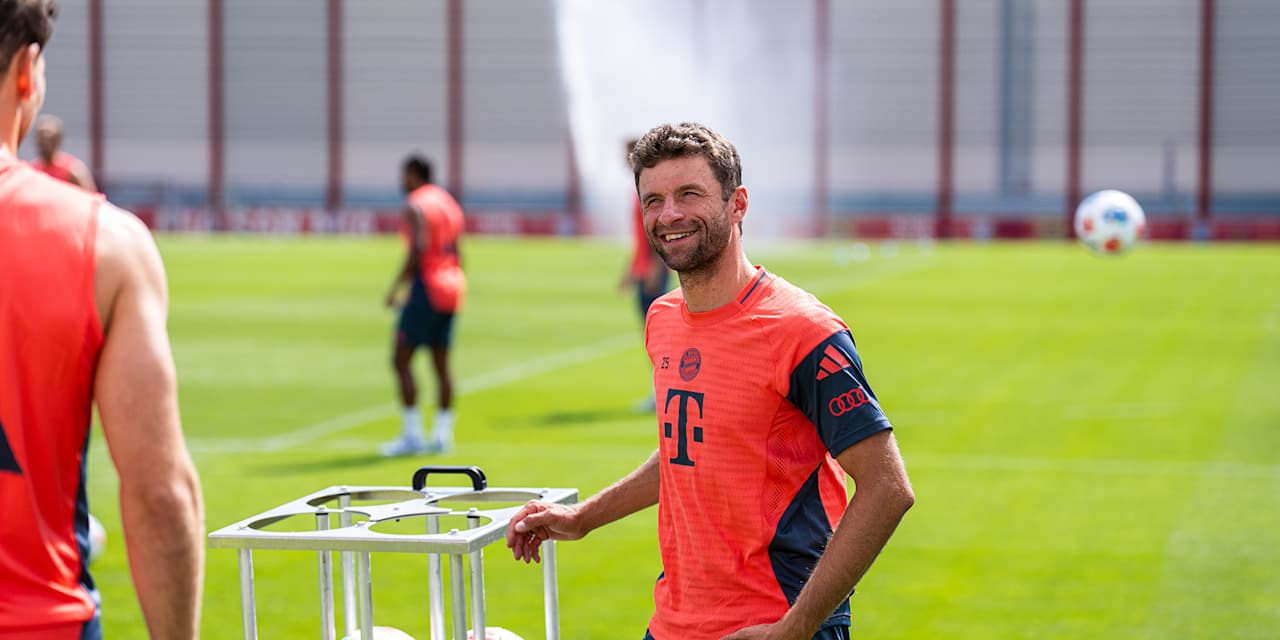 Thomas Müller spricht im Training des FC Bayern mit Leon Goretzka.