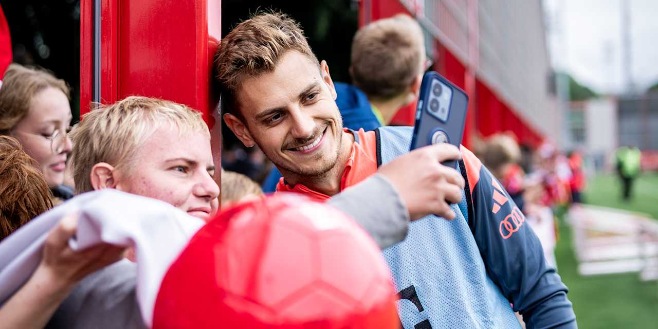 Josip Stanišić klatscht Berni vorm Training ab.