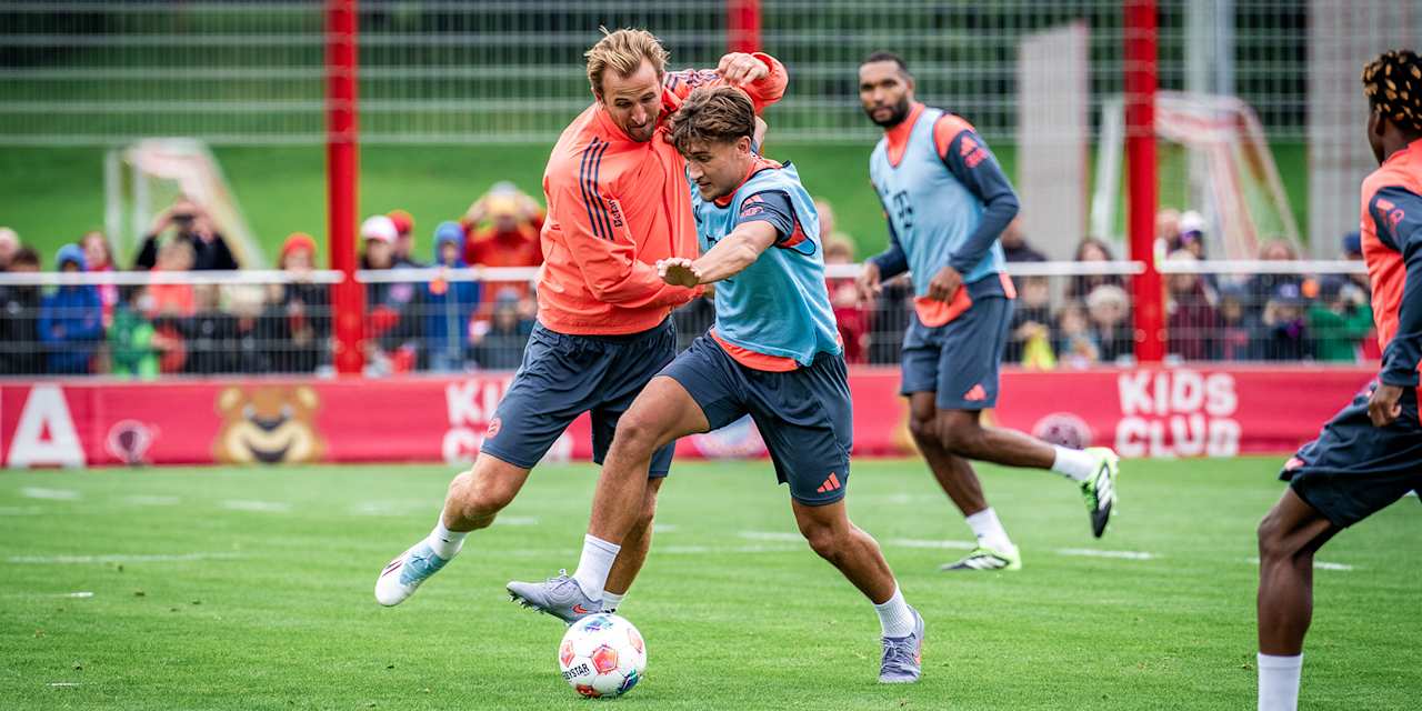 Harry Kane and Tom Bischof in a tussle in FC Bayern training