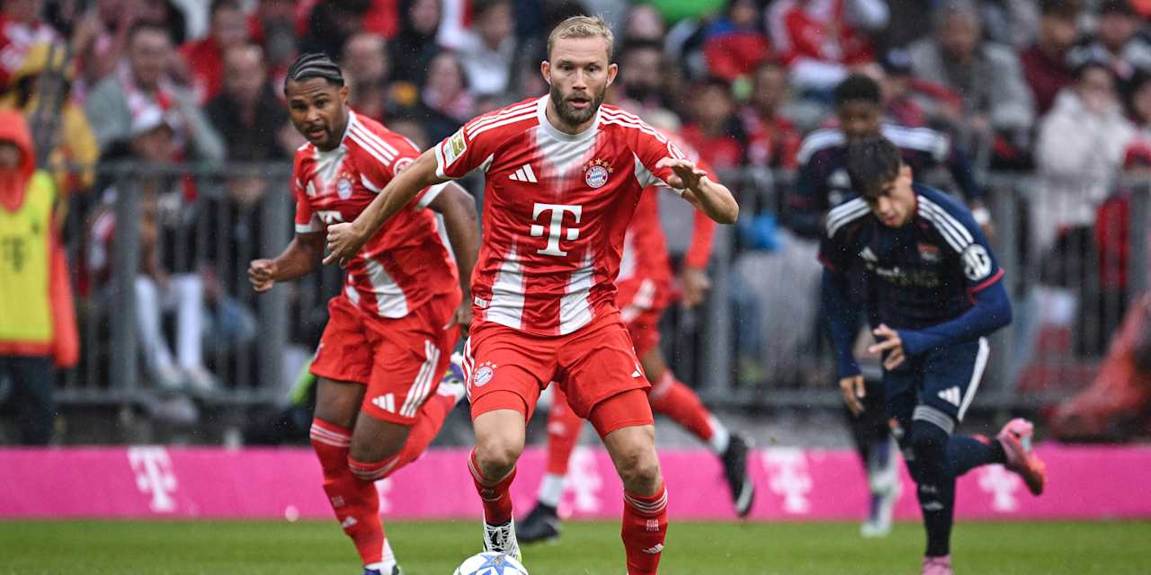 Konrad Laimer führt den Ball in der Allianz Arena