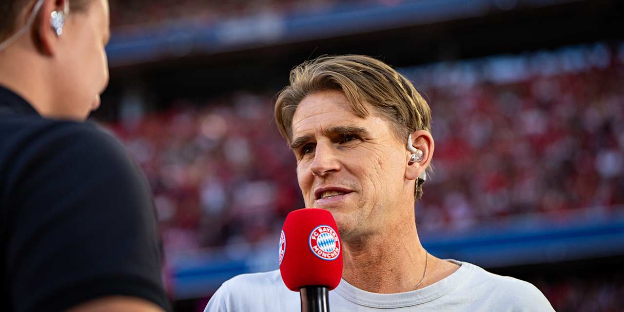 Christoph Freund im Interview beim Testspiel FC Bayern gegen Tottenham Hotspur