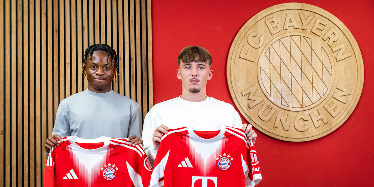 Wisdom Mike and Lennart Karl holding FC Bayern jerseys in front of a red background.