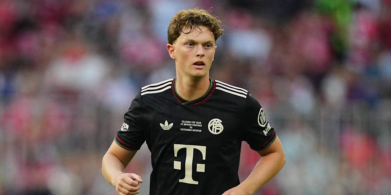 Paul Wanner wearing an FC Bayern jersey.