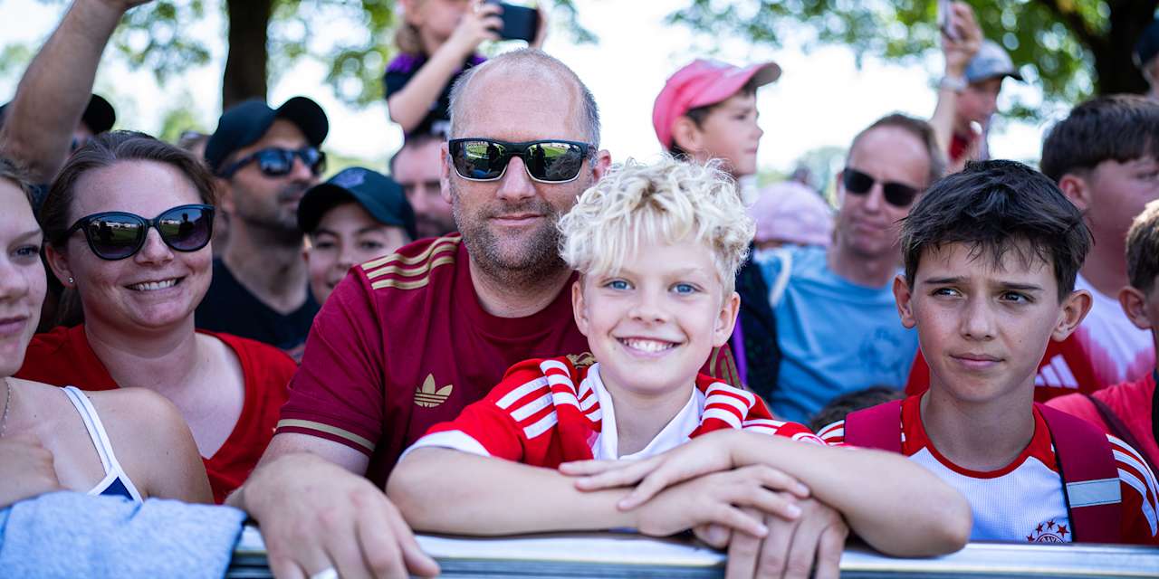 Fans  FC Bayern entrenamiento publico Säbener Straße