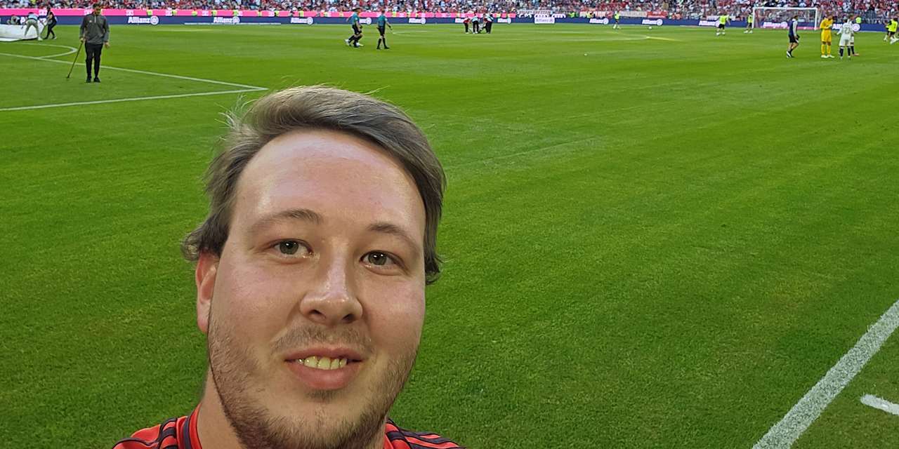 FC Bayern-Fan Dennis Windisch auf dem Rasen der Allianz Arena