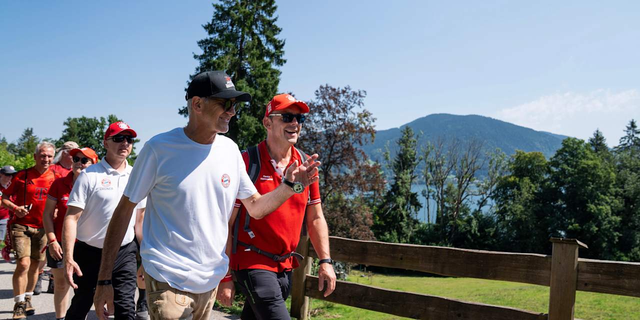 FC Bayern 's promotion walk around Lake Tegernsee