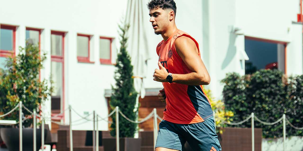 Aleksandar Pavlovic dreht im Einzeltraining nach Verletzung Laufrunden auf dem Trainingsgelände des FC Bayern