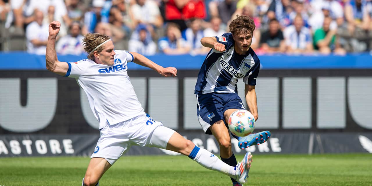 Mauric Krattenmacher, Leihspieler bei Hertha BSC, schießt im Spiel gegen den Karlsruher SC.