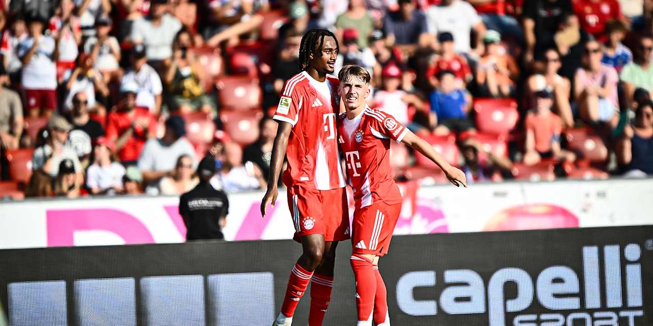 Jonah Kusi-Asare und Lennart Karl bejubeln das 2:0 im Testspiel des FC Bayern beim Grashopper Club Zürich