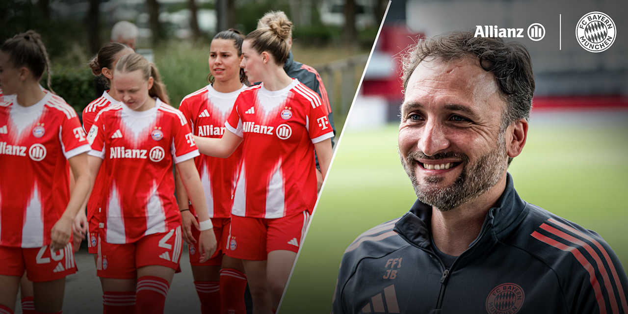 Spielerinnen der FC Bayern Frauen sowie Trainer José Barcala lächelnd