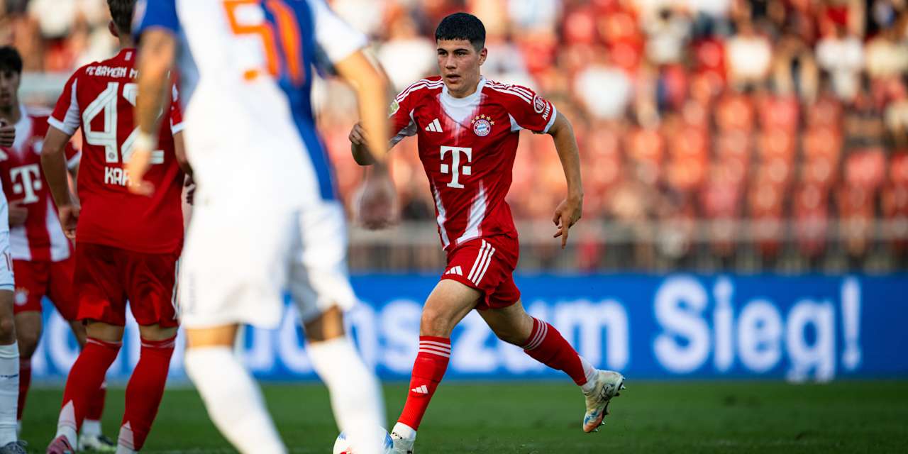 Felipe Chávez spielt den Ball bei seinem Profi-Debüt für den FC Bayern.