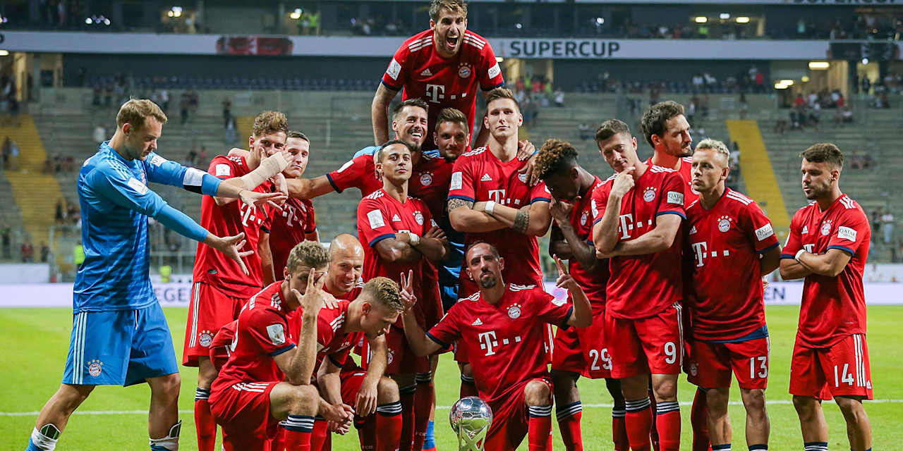 Spieler des FC Bayern bejubeln den Sieg im Supercup gegen Eintracht Frankfurt 2018.