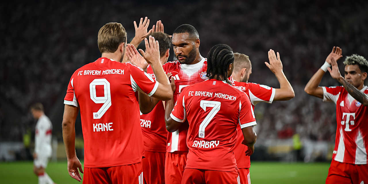 Harry Kane bejubelt mit seinen Teamkollegen den Treffer zum 1:0 während des Franz Beckenbauer-Supercup zwischen dem VfB Stuttgart und dem FC Bayern