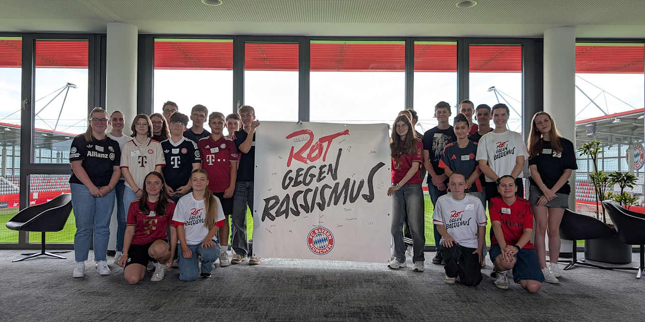 Gruppenfoto beim Rot gegen Rassismus-Workshop des FC Bayern Teens Club am Campus