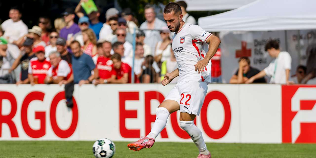 Arijon Ibrahimovic spielt den Ball.