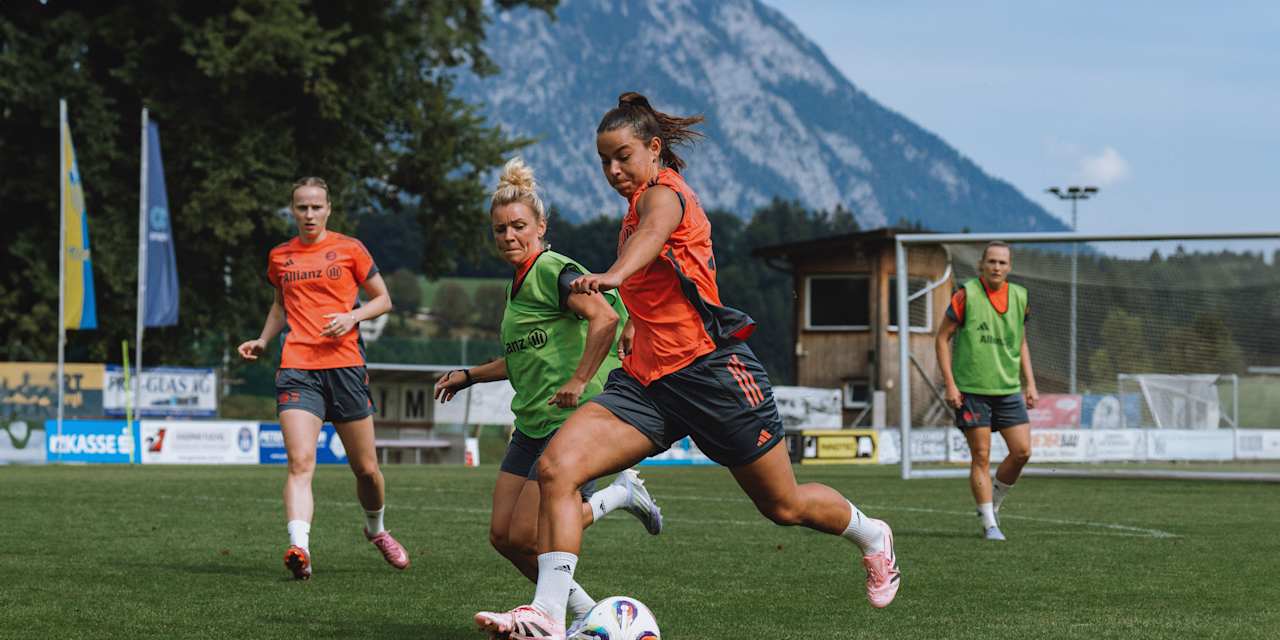 Lena Oberdorf mit dem Ball am Fuß im Zweikampf mit Linda Dallmann.