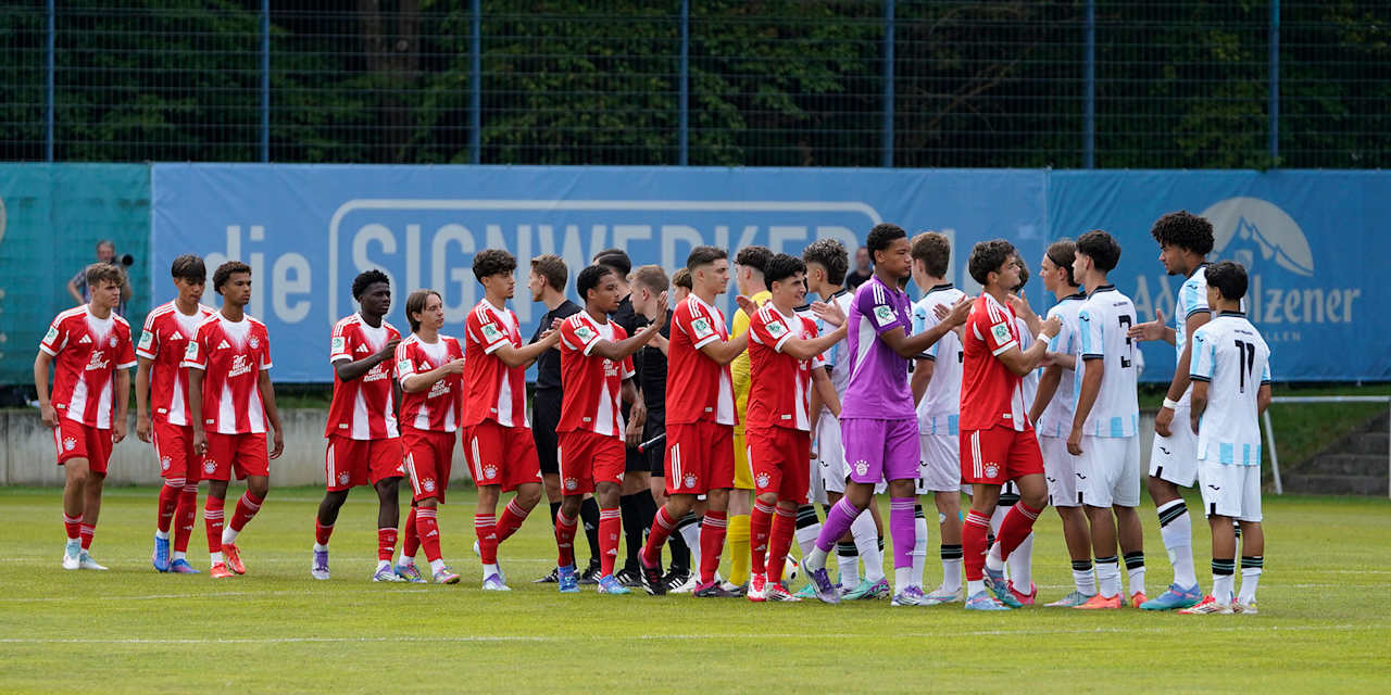 Teamaufstellung vor dem Spiel der U19 des FC Bayern beim TSV 1860