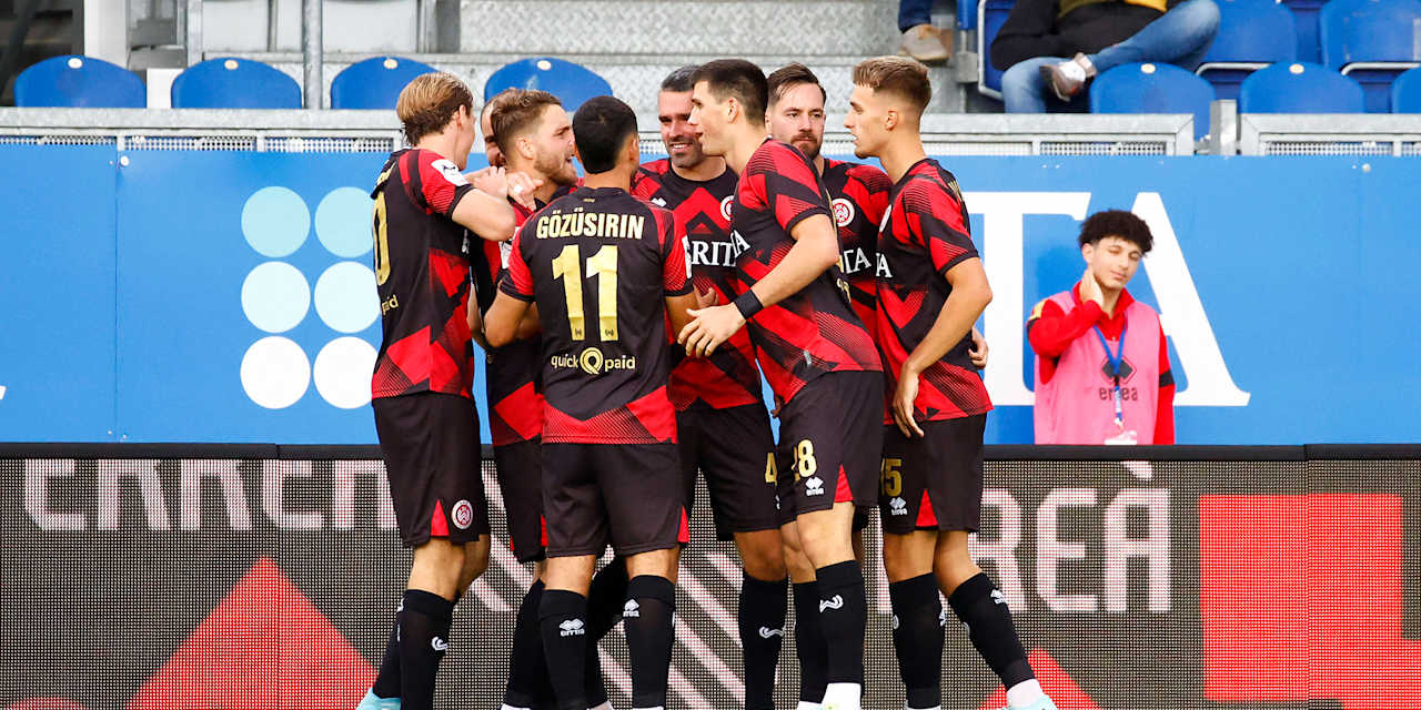 Die Spieler des SV Wehen Wiesbaden bejubeln ein Tor.