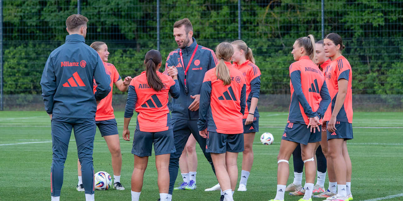 Jérôme Reisacher von den FC Bayern Frauen II während einer Trainingseinheit