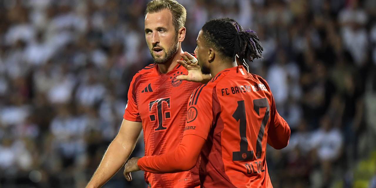 Harry Kane und Michael Olise bejubeln ein Tor des FC Bayern im DFB-Pokalspiel gegen den SSV Ulm.