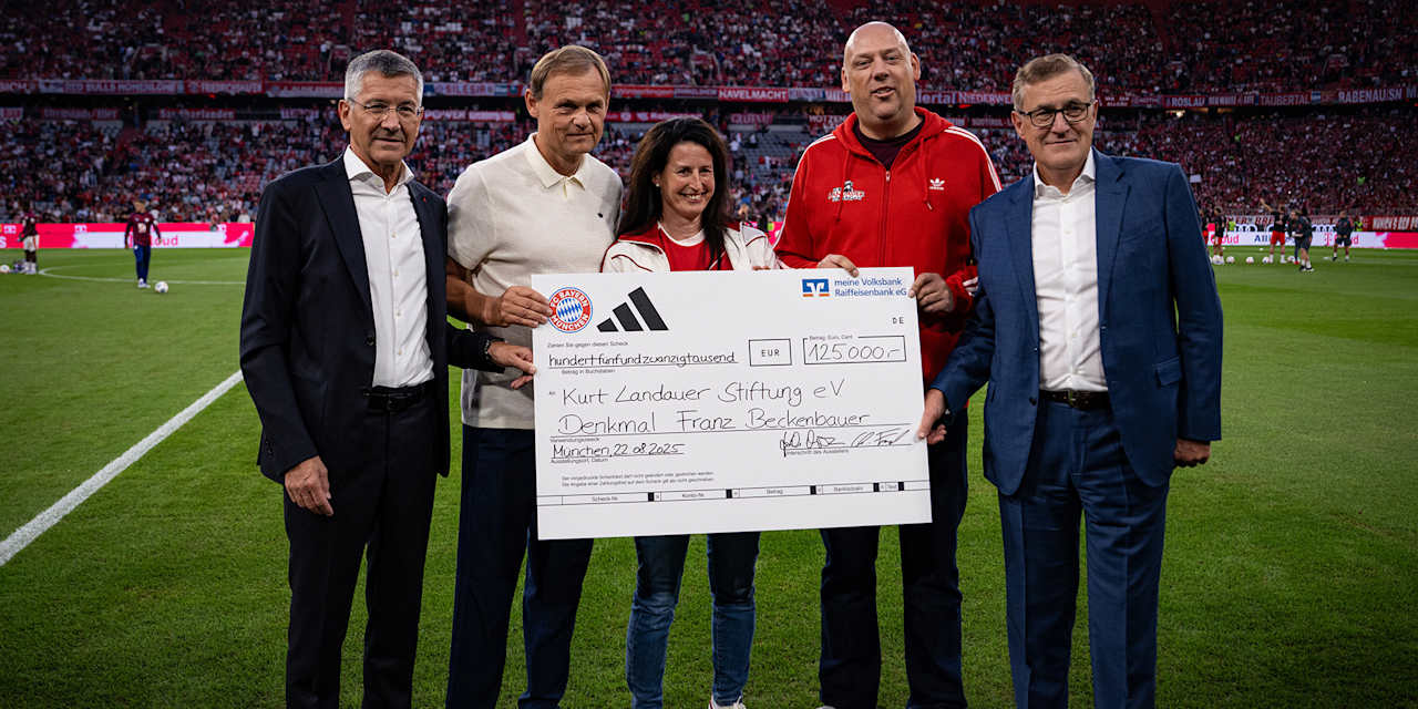 Jan-Christian Dreesen und Björn Gulden überreichten der Kurt Landauer Stiftung einen Scheck über 125.000 Euro.